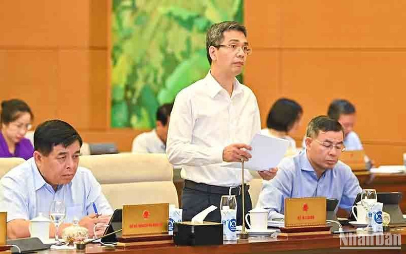 Deputy Minister of Finance Vo Thanh Hung presents a report on the State budget.