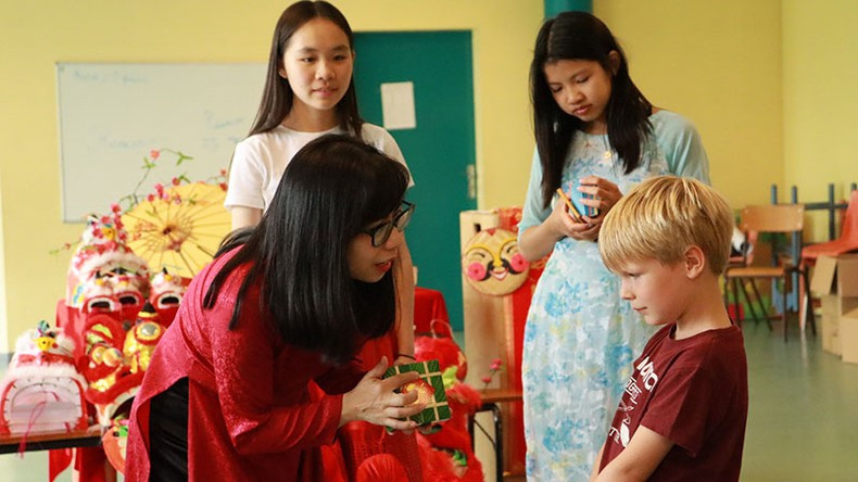 Vietnam's 'banh chung' (square glutinous rice cake) introduced to French children.