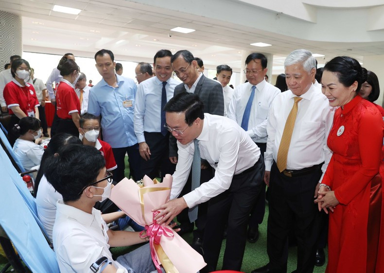President Vo Van Thuong encourages voluntary blood donors. (Photo: VNA) President Vo Van Thuong encourages voluntary blood donors. (Photo: VNA)