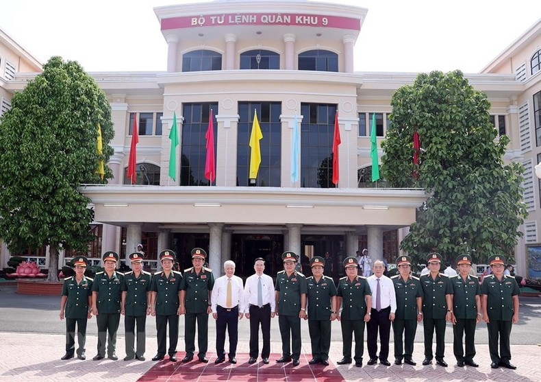 President Vo Van Thuong and the VFFCC President Do Van Chien and leaders of Military Zone 9 pose for a photo. (Photo: VNA)