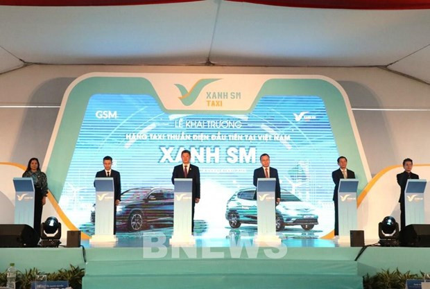 The launch of the the electric taxi service in Hanoi on April 14 (Photo: VNA)