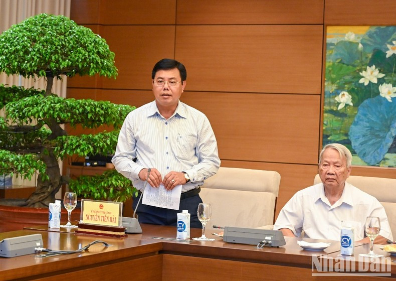 Secretary of Ca Mau Provincial Party Committee Nguyen Tien Hai makes a report at the meeting.