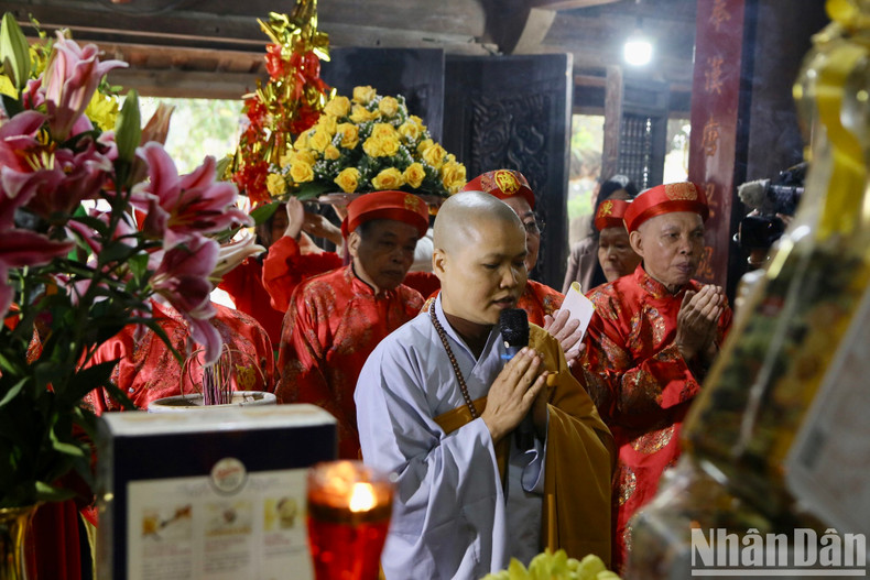 The ceremony to process the incense bowl for worshipping Buddhist King Tran Nhan Tong, the third king of the feudal Tran dynasty and the first patriarch of the Truc Lam Zen School, takes place at the altar of Pho Minh Pagoda.