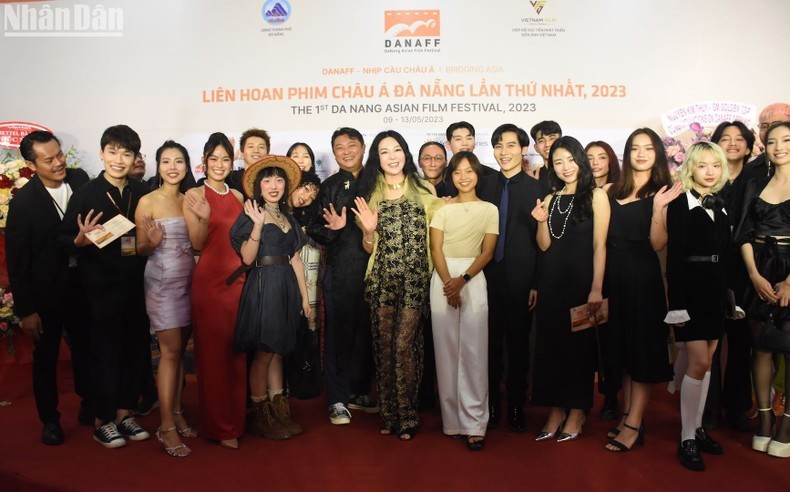 The guests to the opening ceremony.