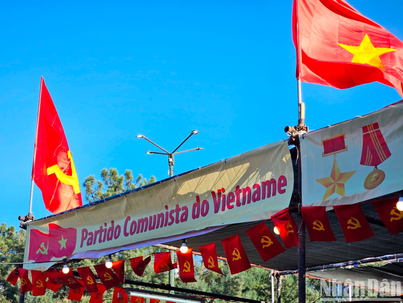The booth of Vietnam was organised and decorated by Nhan Dan Newspaper.
