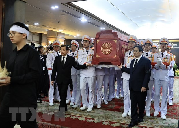 PM Pham Minh Chinh and Deputy PM Le Minh Khai moves the coffin of Deputy PM Le Van Thanh (Photo: VNA) PM Pham Minh Chinh and Deputy PM Le Minh Khai moves the coffin of Deputy PM Le Van Thanh (Photo: VNA)