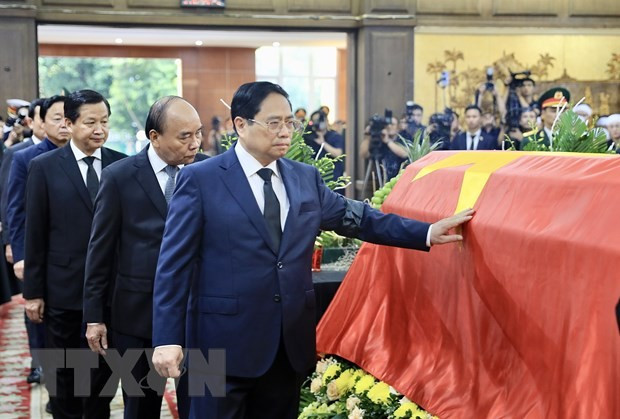 PM Pham Minh Chinh and others walk around the coffin of Deputy PM Le Van Thanh. (Photo: VNA) PM Pham Minh Chinh and others walk around the coffin of Deputy PM Le Van Thanh. (Photo: VNA)