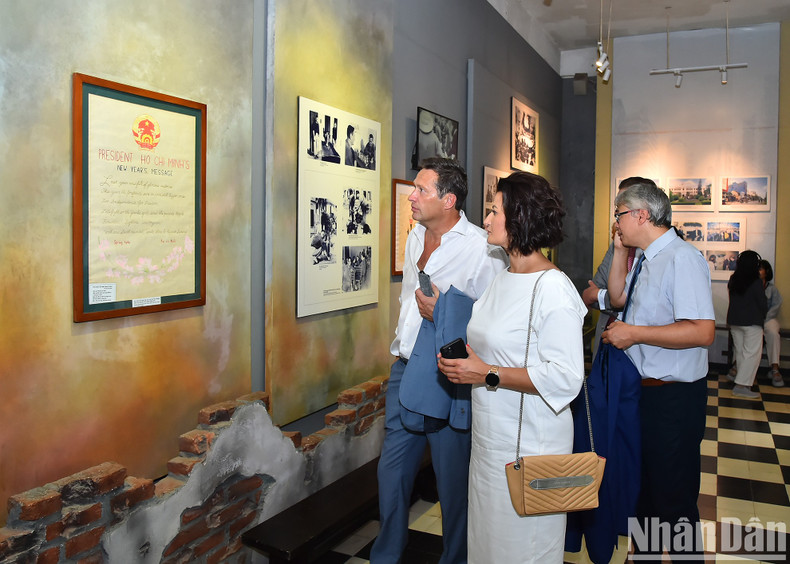 President of the Belgian Senate Stephanie D'Hose and members of the delegation observe the artefacts displayed at Hoa Lo Prison Relic.