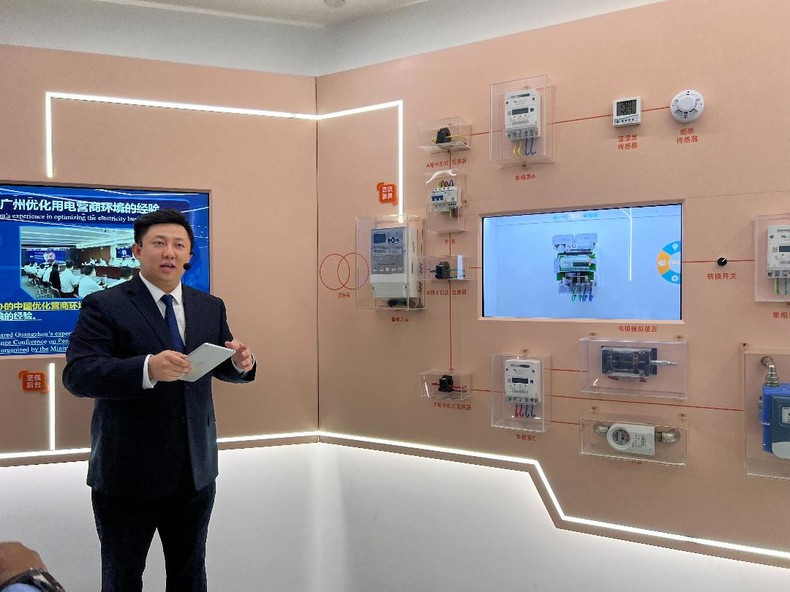 A representative from China Southern Power Grid Company (CSG) introduces about digitisation in power grid management and operation.