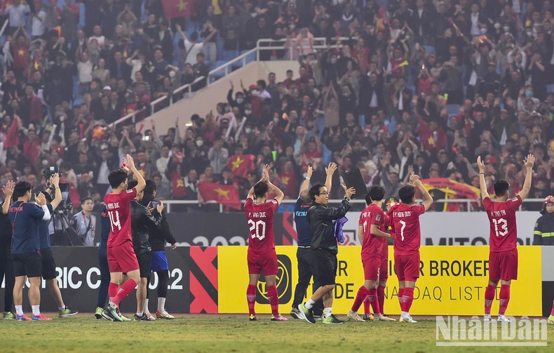 The players give sincere thanks to the fans. The players give sincere thanks to the fans.