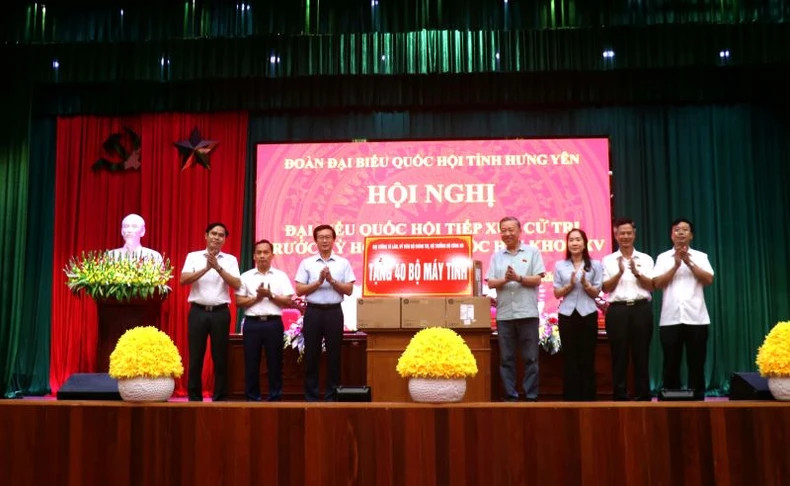 Minister To Lam presents 40 computers to Van Lam District.