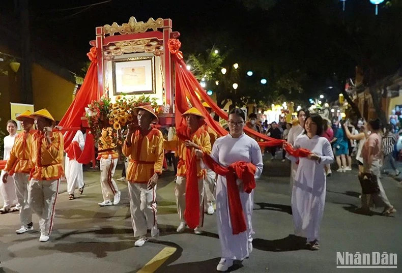 A parade carrying the title of National Intangible Cultural Heritage of the Mid-Autumn Festival in Hoi An. A parade carrying the title of National Intangible Cultural Heritage of the Mid-Autumn Festival in Hoi An.