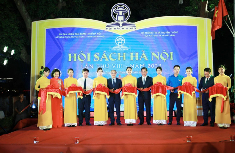 The ribbon cutting ceremony for the opening of the festival.