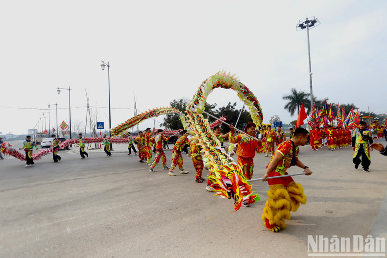 The dragon dance team led the palanquin procession and performed amid the bustling spring atmosphere.