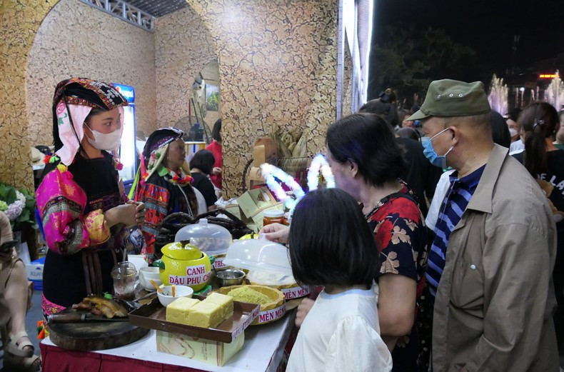 Visitors are enjoy local specialties and food of Ha Giang Province. (Photo: NDO)
