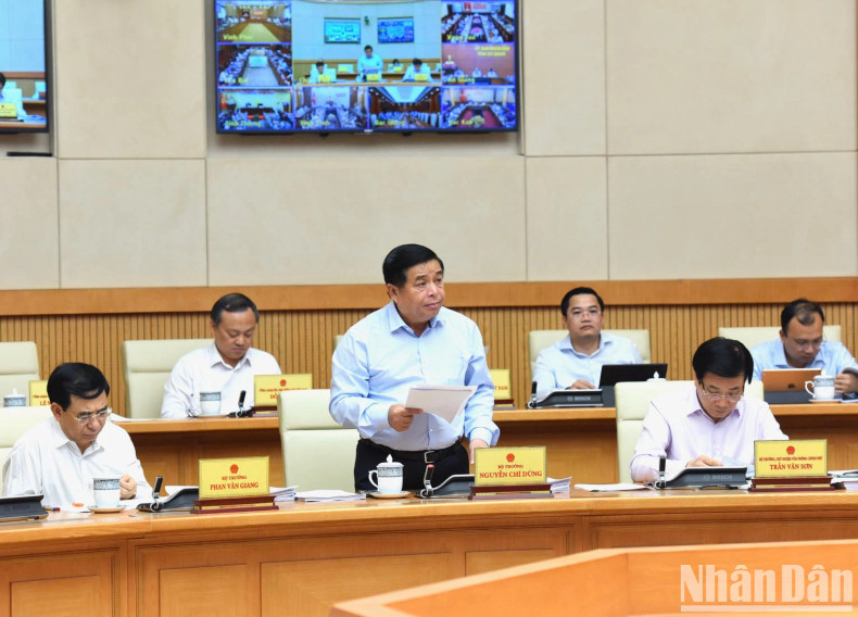 Minister of Planning and Investment Nguyen Chi Dung delivers a report at the meeting. Minister of Planning and Investment Nguyen Chi Dung delivers a report at the meeting.
