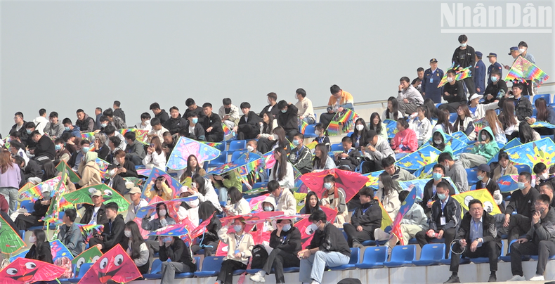 Viewers also prepare themselves kites. (Photo: HO QUAN) Viewers also prepare themselves kites. (Photo: HO QUAN)