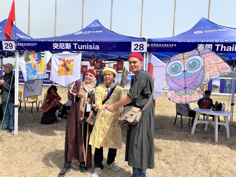 The Vietnamese representative is flying kites along with international friends. (Photo: HUU HUNG) The Vietnamese representative is flying kites along with international friends. (Photo: HUU HUNG)