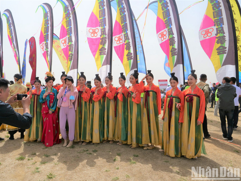 Young women wear traditional costumes at the festival. (Photo: HUU HUNG) Young women wear traditional costumes at the festival. (Photo: HUU HUNG)