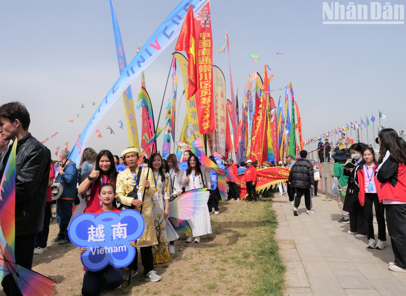 Nguyen Phu Quoc from Da Nang Kite Club and Vietnamese students attend the festival. (Photo: HUU HUNG) Nguyen Phu Quoc from Da Nang Kite Club and Vietnamese students attend the festival. (Photo: HUU HUNG)