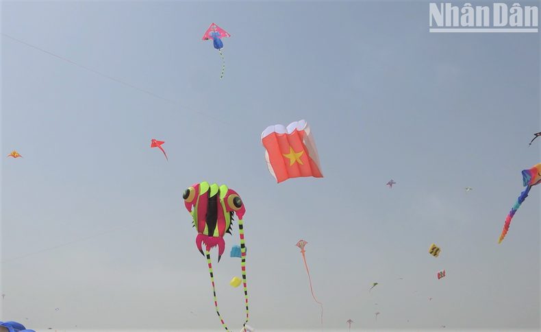 The kite with the image of a yellow star on the background of a red flag. (Photo: HO QUAN) The kite with the image of a yellow star on the background of a red flag. (Photo: HO QUAN)