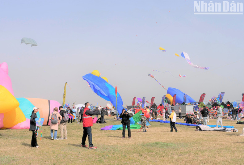 Preparations before releasing the kites. (Photo: HUU HUNG) Preparations before releasing the kites. (Photo: HUU HUNG)