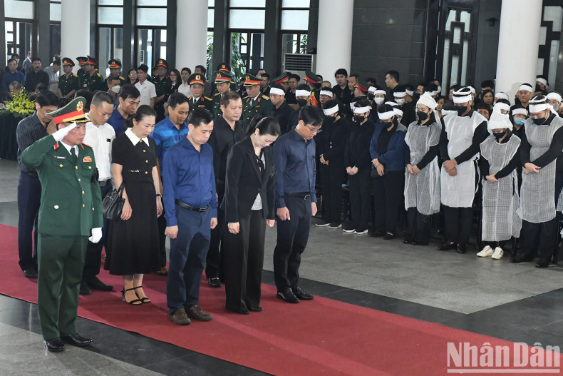The delegation of the Vietnam Fatherland Front Central Committee pay their last tribute to Senior Lieutenant General Nguyen Chi Vinh. The delegation of the Vietnam Fatherland Front Central Committee pay their last tribute to Senior Lieutenant General Nguyen Chi Vinh.