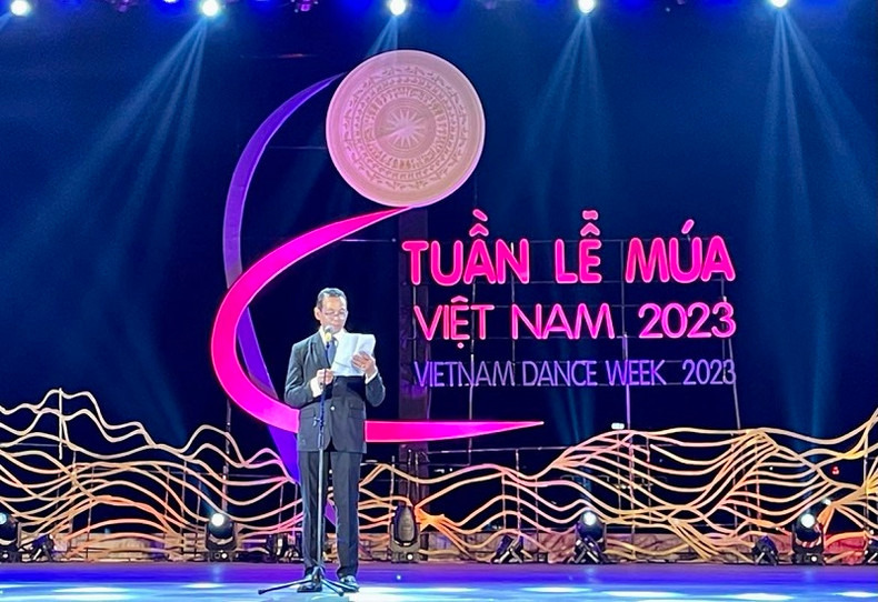 People’s Artist Pham Anh Phuong speaks at the opening ceremony.