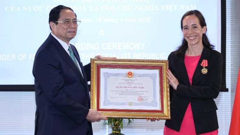 Prime Minster Pham Minh Chinh hands to GAVI Chief Programme Officer Aurélia Nguyen the Vietnamese State’s Friendship Order in recognition of her important support for COVID-19 prevention. (Photo: Nhat Bac)