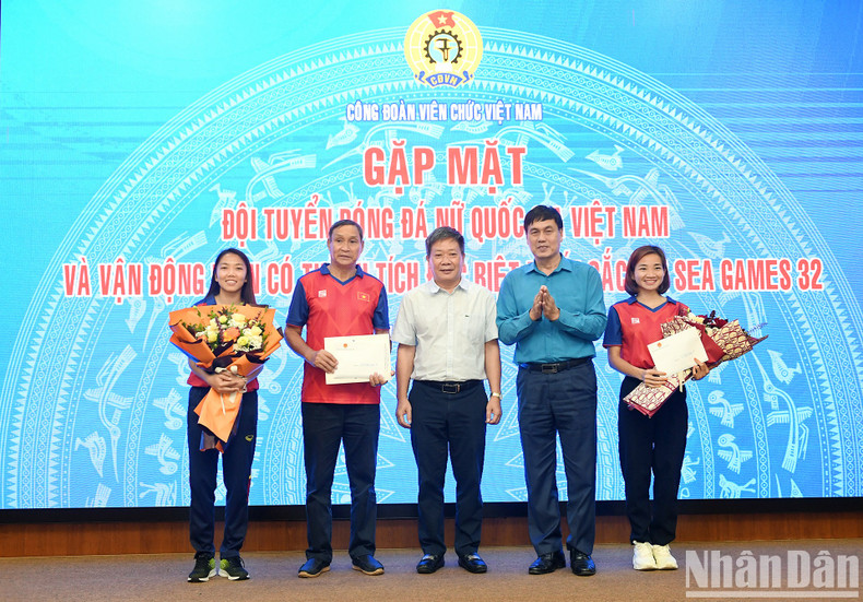At the meeting, the Trade Union of the Ministry of Culture, Sports and Tourism presents a respective 20 million VND and 5 million VND to the Vietnamese women’s football team and Nguyen Thi Oanh. At the meeting, the Trade Union of the Ministry of Culture, Sports and Tourism presents a respective 20 million VND and 5 million VND to the Vietnamese women’s football team and Nguyen Thi Oanh.