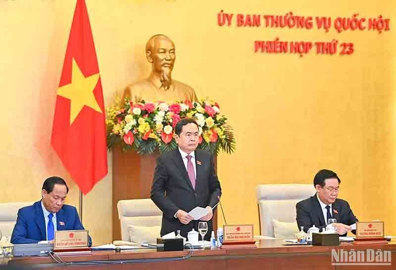 Standing Vice Chairman of the NA Tran Thanh Man hosts the discussion related to socio-economic and state budget reports.