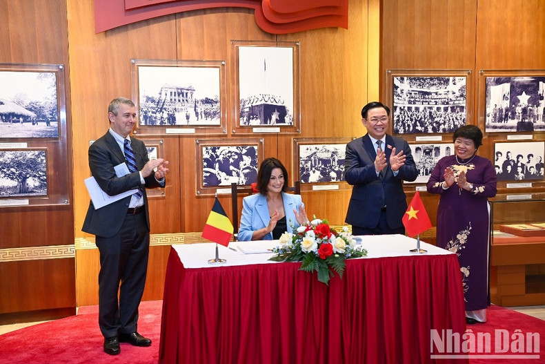 In Pictures: NA leader Vuong Dinh Hue holds talks with President of Belgian Senate Stephanie D'Hose ảnh 5