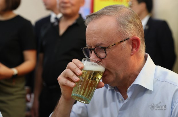 Australian Prime Minister Anthony Albanese is sipping a glass of locally brewed beer. (Photo: vietnamnet.vn)