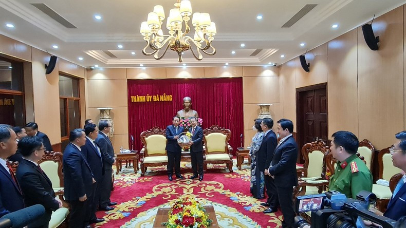 Secretary of Da Nang City Party Committee presents OCOP agricultural products to the high-ranking delegation of Savanakhet Province. (Photo: NDO Secretary of Da Nang City Party Committee presents OCOP agricultural products to the high-ranking delegation of Savanakhet Province. (Photo: NDO