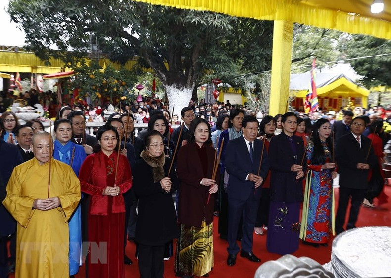 Acting President Vo Thi Anh Xuan and other delegates offer incense at the Trung Sisters’ Temple. (Photo: VNA) Acting President Vo Thi Anh Xuan and other delegates offer incense at the Trung Sisters’ Temple. (Photo: VNA)