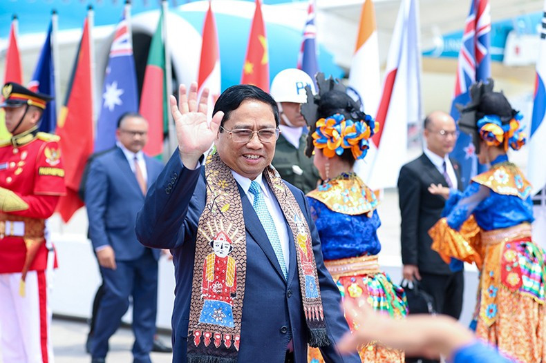 PM Pham Minh Chinh arrives at Soekarno - Hatta International Airport. (Photo: Nhat Bac)