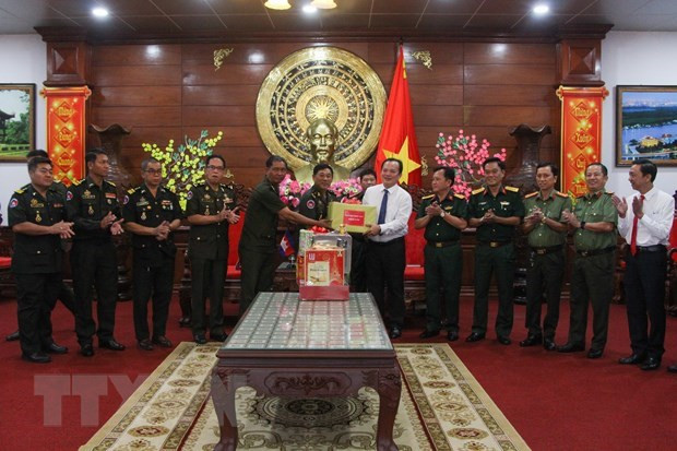 Royal Cambodian Army’s Guard High Command delegation gives Tet gifts to Hau Giang (Photo: VNA)