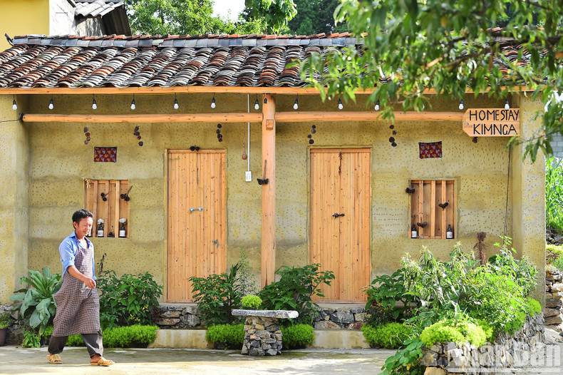 Walking around the Lo Lo Chai Village, visitors will have the opportunity to admire the typical architecture commonly found in many houses in Ha Giang rocky plateau. Some houses have been remodeled to serve as accommodation for visitors. Walking around the Lo Lo Chai Village, visitors will have the opportunity to admire the typical architecture commonly found in many houses in Ha Giang rocky plateau. Some houses have been remodeled to serve as accommodation for visitors.