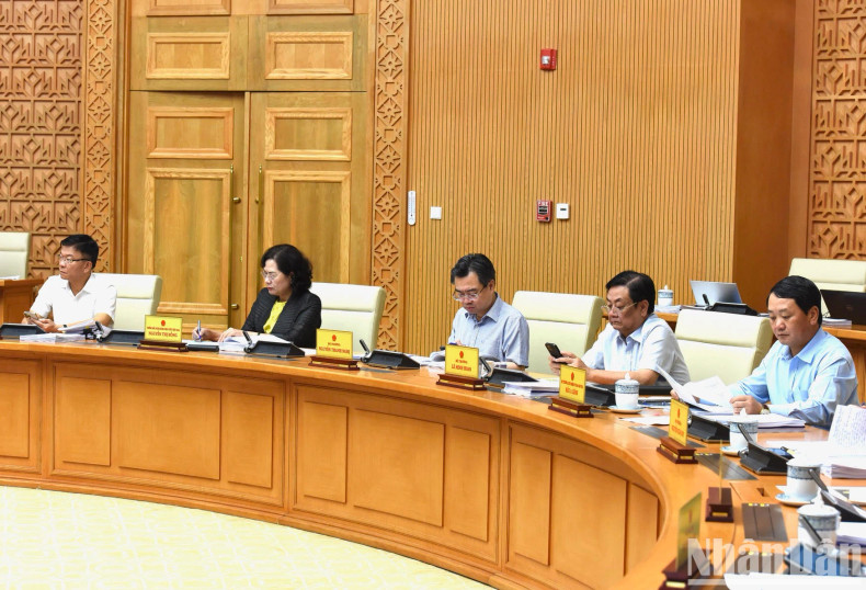 The delegates attend the meeting. The delegates attend the meeting.