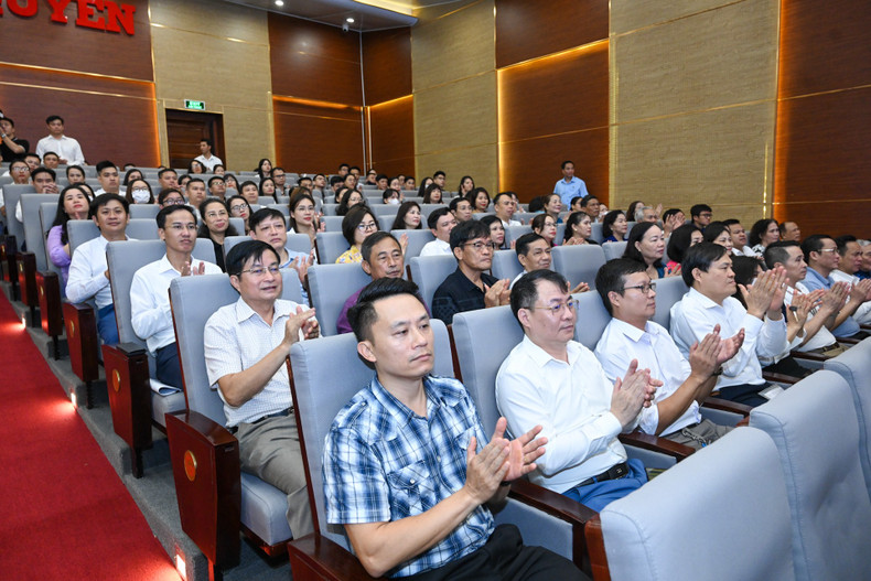Ngo Quyen District’s voters attend the meeting. Ngo Quyen District’s voters attend the meeting.