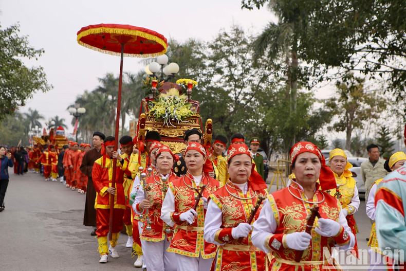 The water procession and fish offering are among the important rituals of Tran Temple Festival.