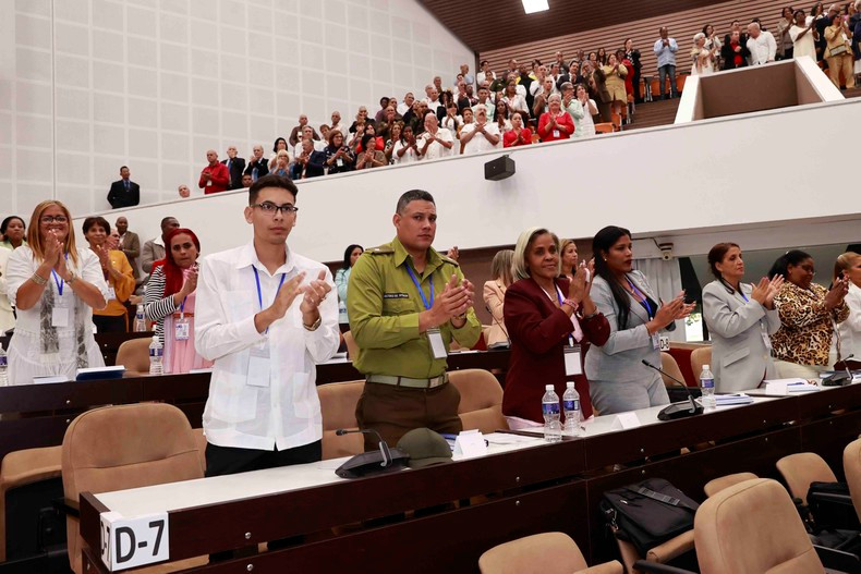Cuban delegates attend the session. (Photo: DOAN TAN) Cuban delegates attend the session. (Photo: DOAN TAN)