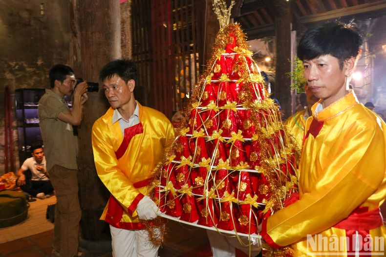 At 6pm on the same day, the delegations put offerings at Kim Ngan communal house, ending the traditional procession. At 6pm on the same day, the delegations put offerings at Kim Ngan communal house, ending the traditional procession.