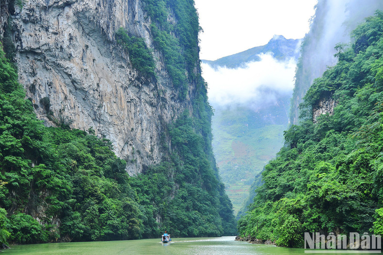 Tu San Alley, located on the Nho Que River in Meo Vac District, is as green as jade amidst the rugged mountainous terrain on a misty morning, creating a picturesque landscape. Tu San Alley, located on the Nho Que River in Meo Vac District, is as green as jade amidst the rugged mountainous terrain on a misty morning, creating a picturesque landscape.
