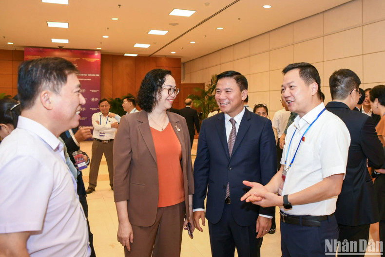 Delegates discuss on the sidelines of the forum. Delegates discuss on the sidelines of the forum.