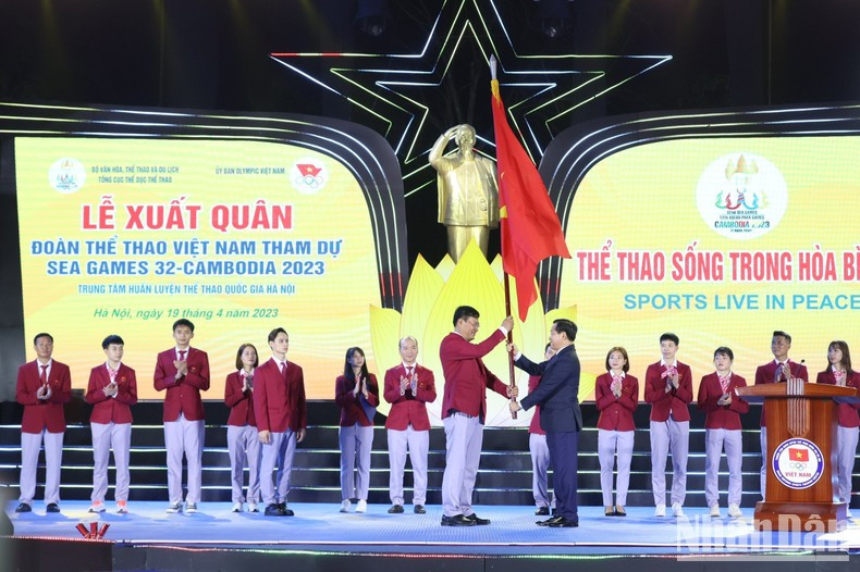 Deputy Prime Minister Le Minh Khai hands over the flag to Head of the Vietnamese sports delegation Dang Ha Viet. Deputy Prime Minister Le Minh Khai hands over the flag to Head of the Vietnamese sports delegation Dang Ha Viet.