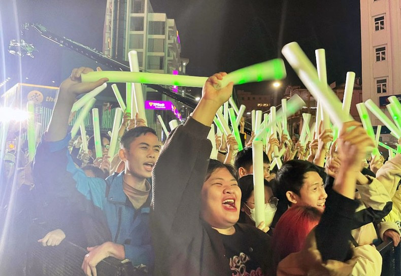 Thousands of people gather in the central area of Hue city to enjoy the art performances.