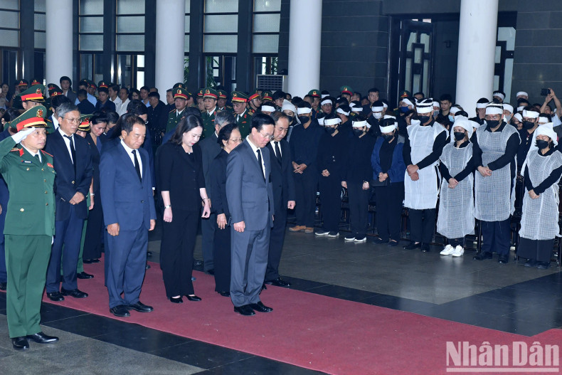The State President's delegation, led by Politburo member and President Vo Van Thuong, pay respects to Senior Lieutenant General Nguyen Chi Vinh. The State President's delegation, led by Politburo member and President Vo Van Thuong, pay respects to Senior Lieutenant General Nguyen Chi Vinh.