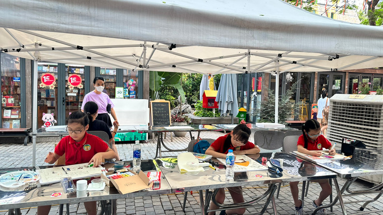 Students actively particpate the painting contest within the framework of the Vietnam - US Friendship Cultural Day. Students actively particpate the painting contest within the framework of the Vietnam - US Friendship Cultural Day.