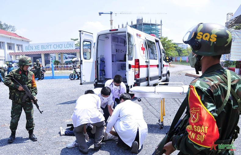 Soldiers rehearse emergencies for injured people. (Photo: qdnd.vn)